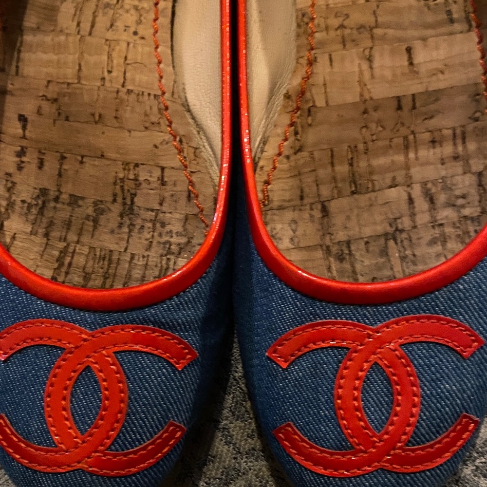 CHANEL Denim Blue Flats with Red Accents - Picture 4 of 7